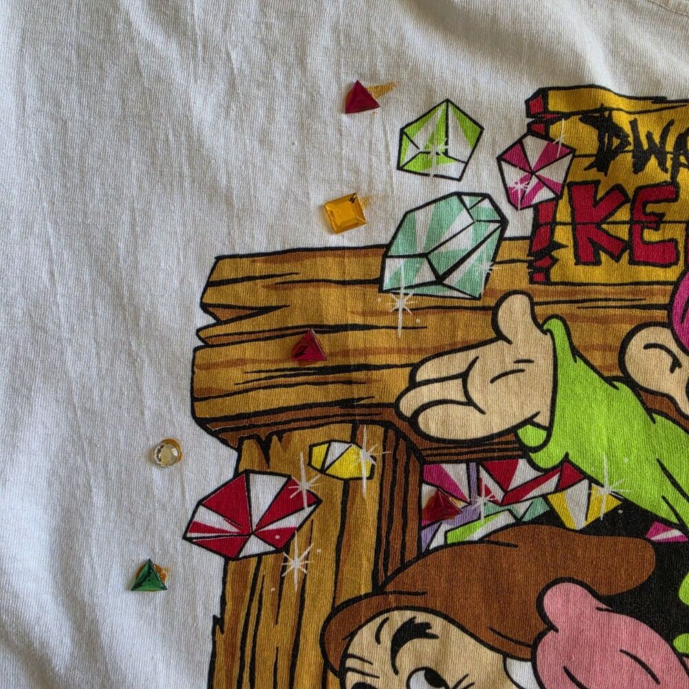 Vintage The Disney Store 7 Dwarfs Mine Keep Out Jeweled T-Shirt Snow White Rare - Picture 8 of 9